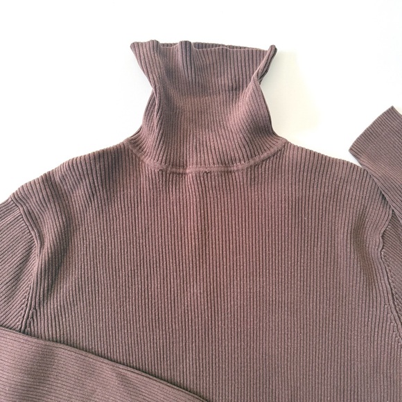 Secondhand Moda Intl, Turtleneck - Picture 2 of 9